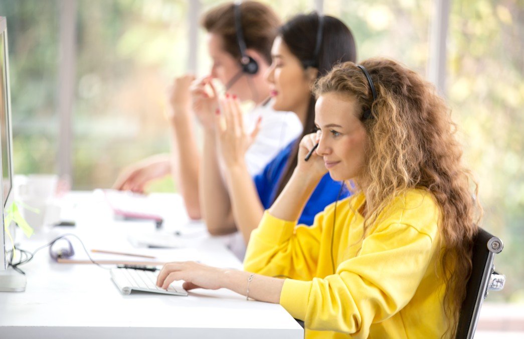 connection-business-communication-office-teamwork-computer-employee-operator-call-center-hotline_t20_drxEwn